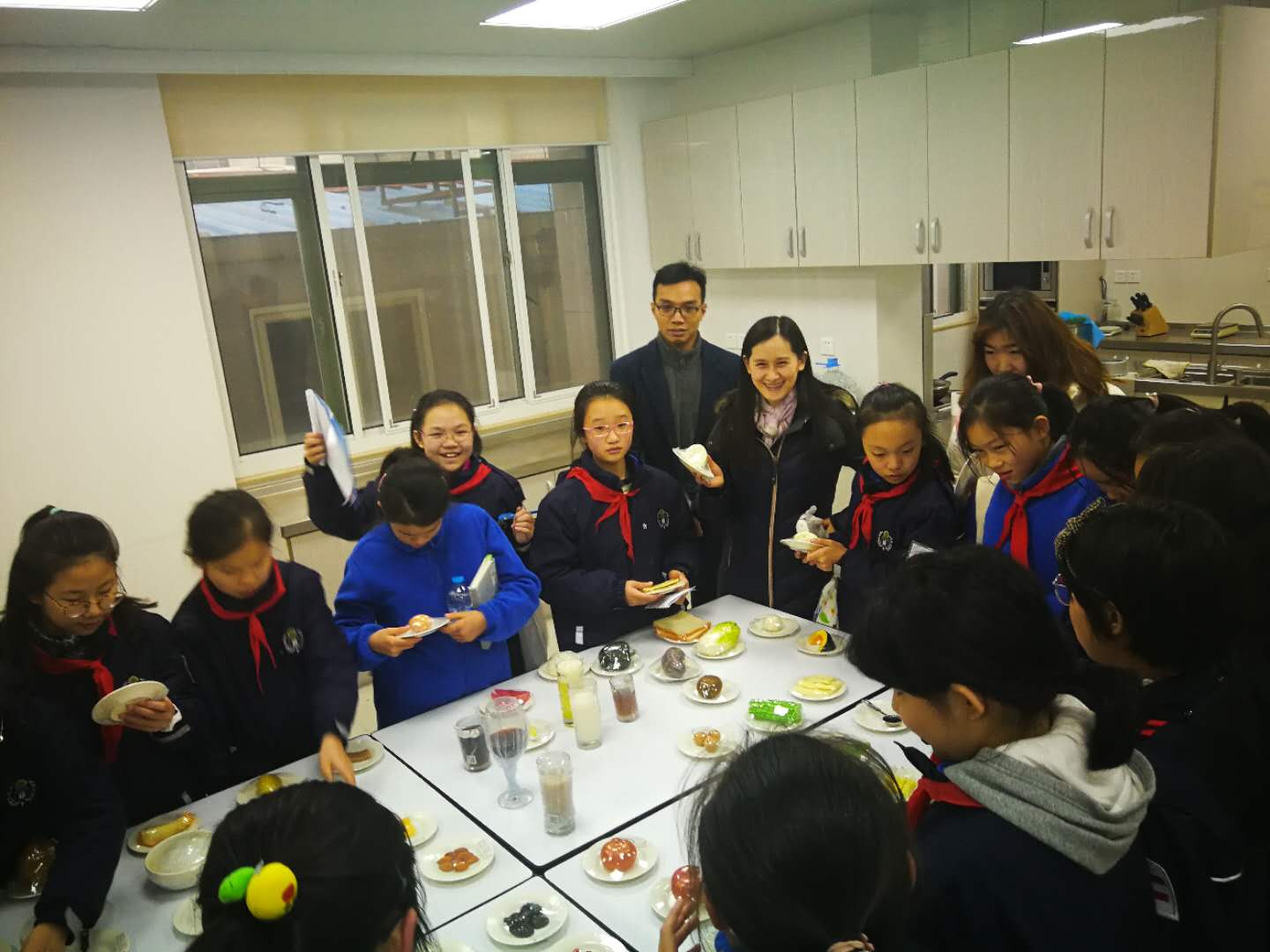 揭人類起源之謎，探營養(yǎng)代謝之道——上海營養(yǎng)與健康研究院迎來靜教院附校師生