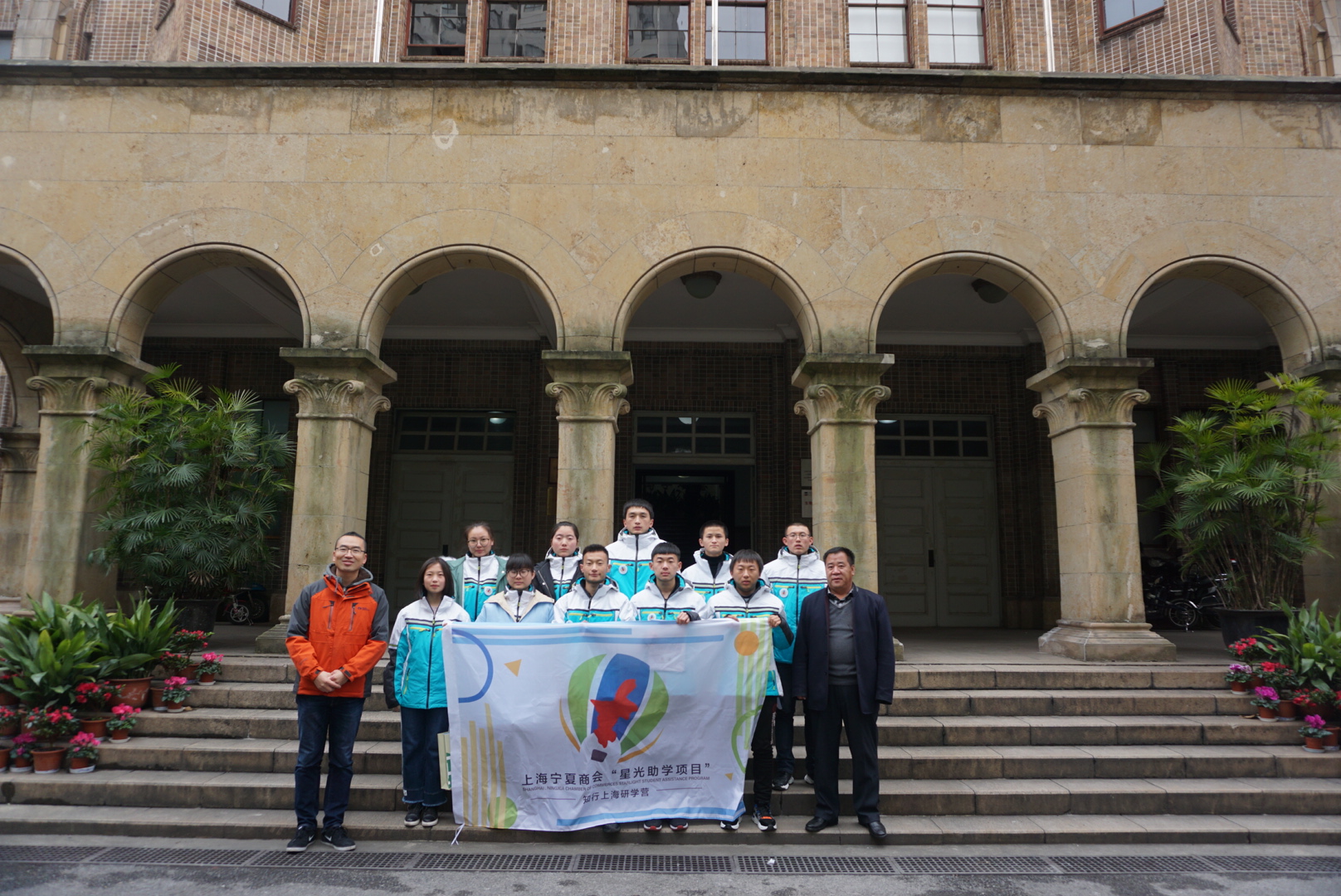 中科院上海營養(yǎng)與健康研究所迎來一批西北地區(qū)高中生